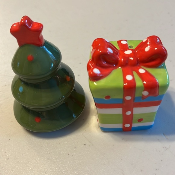 Christmas tree snd present salt and pepper shaker. - Picture 4 of 4